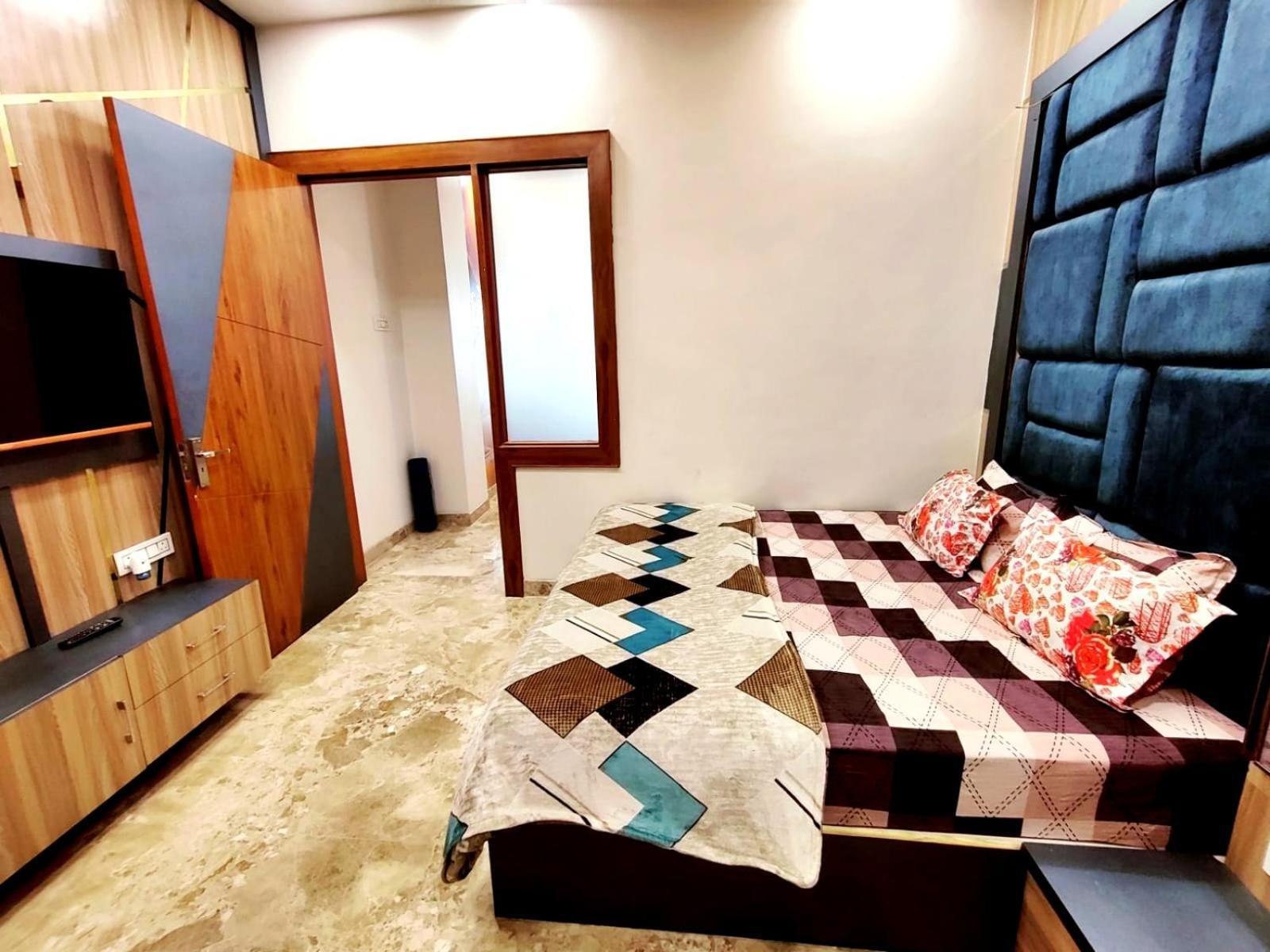 Premium Homestay Near Banke Bihari Ji With Power Backup - Free Wifi - Washing Machine Etc Вриндавана Экстерьер фото